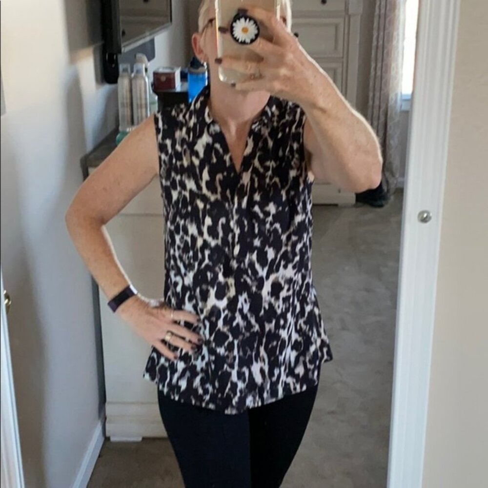 Dana Buchman sleeveless collared no button blouse